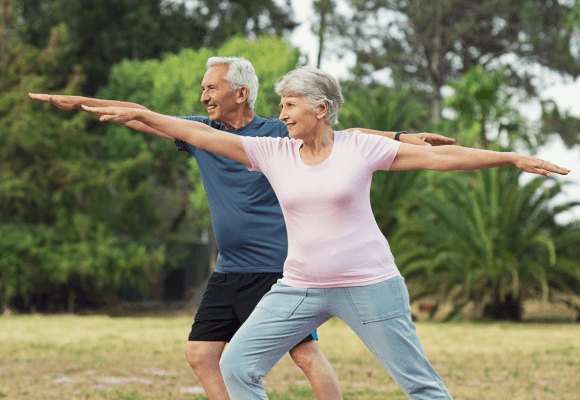 Casal de idosos praticando exercício ao ar livre, representando longevidade e qualidade de vida